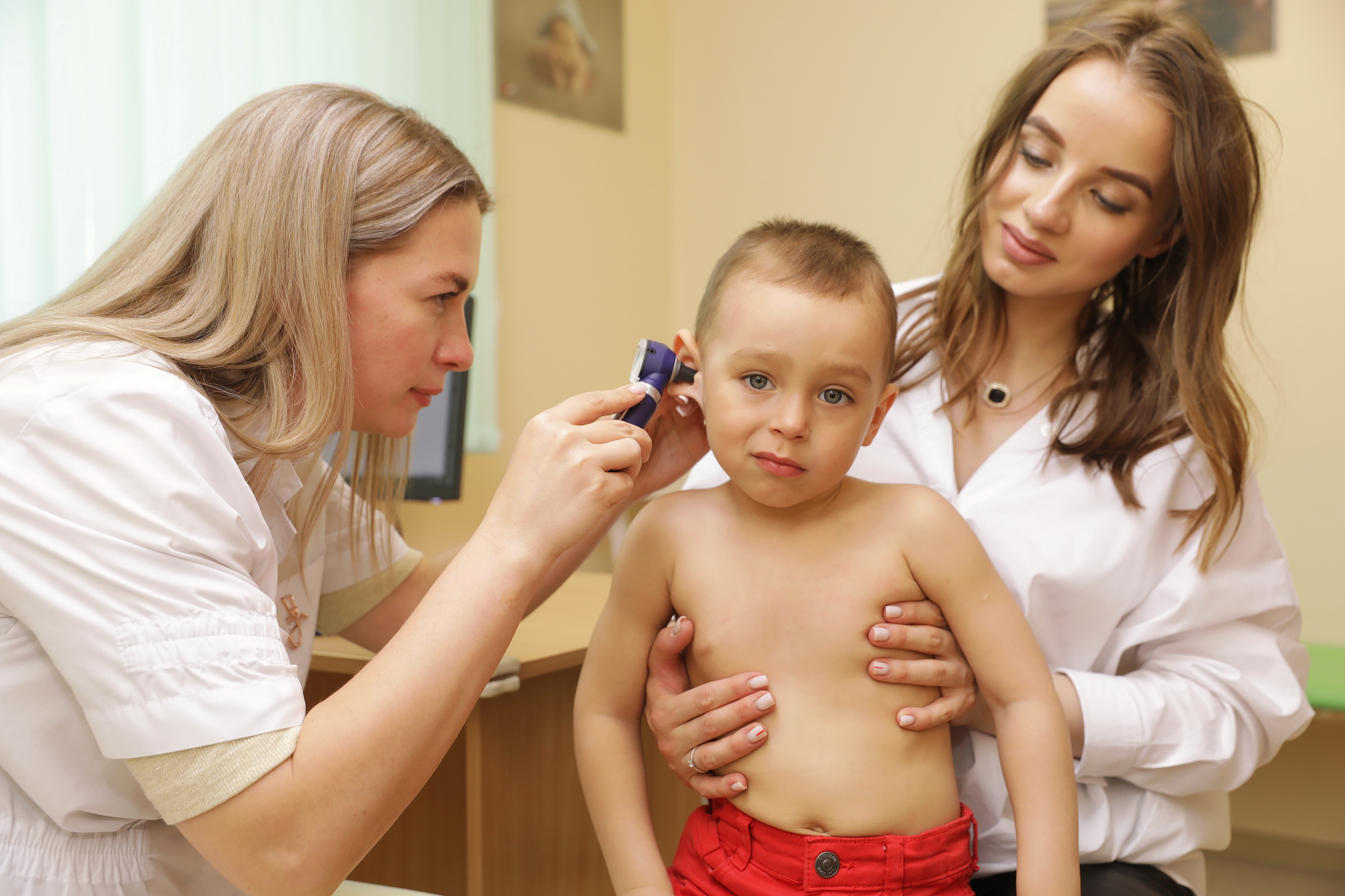 Заложенность ушей у ребёнка: причины и методы лечения